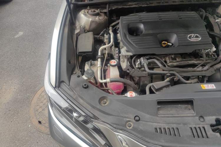 Used Lexus ES 2022 300h Deluxe Edition Engine Bay Right