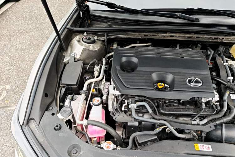 Used Lexus ES 2022 300h Deluxe Edition Engine Bay Right