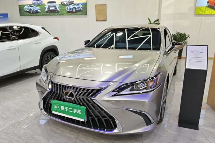 Lexus ES 2022 300h Excellence Edition