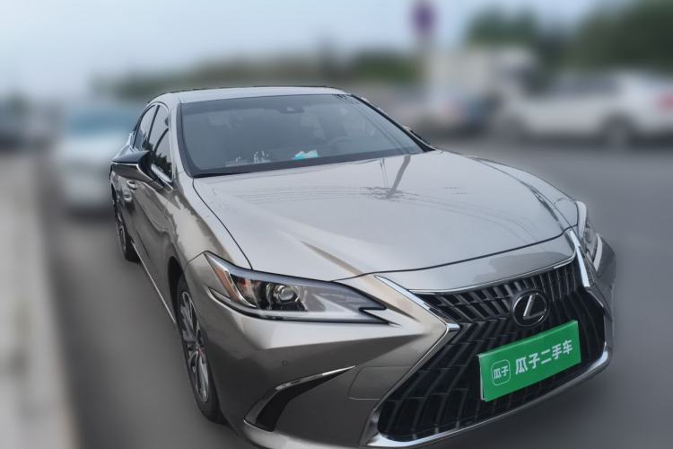 Used Lexus ES 2022 300h Excellence Edition Front Right 45 Deg