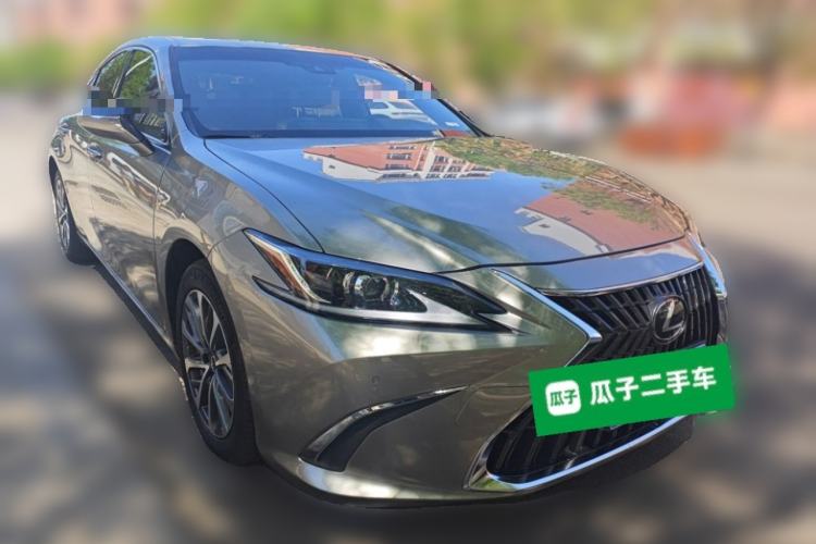 Used Lexus ES 2022 300h Excellence Edition Front Right 45 Deg