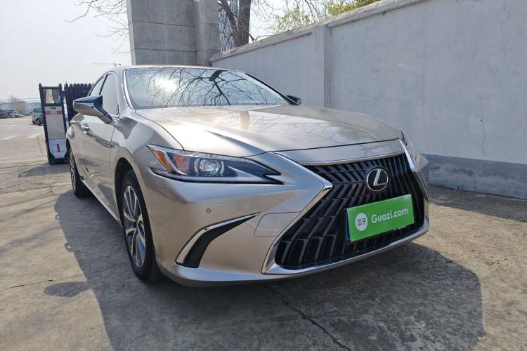 Used Lexus ES 2022 300h Excellence Edition Front Right 45 Deg