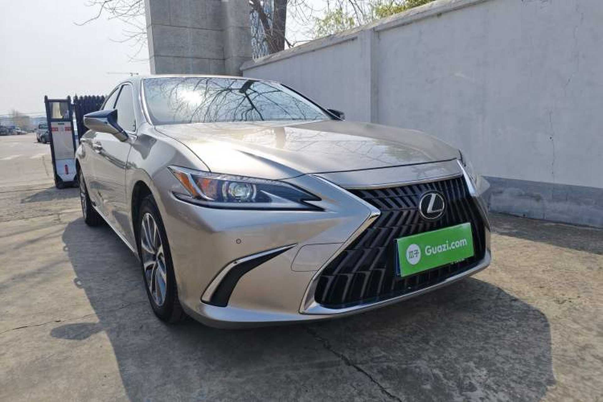Used Lexus ES 2022 300h Excellence Edition Front Right 45 Deg