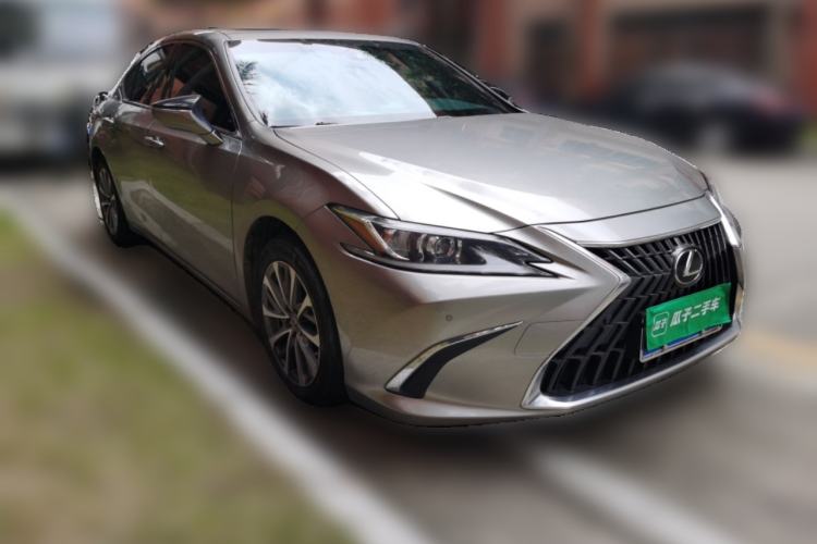 Used Lexus ES 2022 300h Excellence Edition Front Right 45 Deg