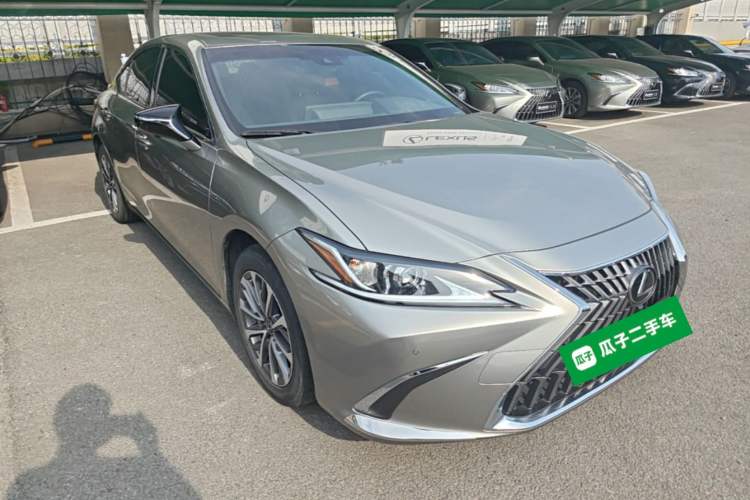 Used Lexus ES 2022 300h Excellence Edition Front Right 45 Deg