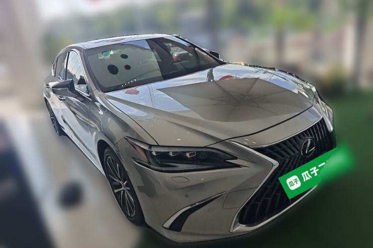 Used Lexus ES 2022 300h Deluxe Edition Front Right 45 Deg
