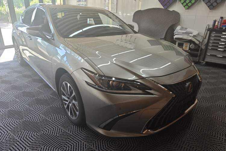 Used Lexus ES 2022 200 Excellence Edition Front Right 45 Deg