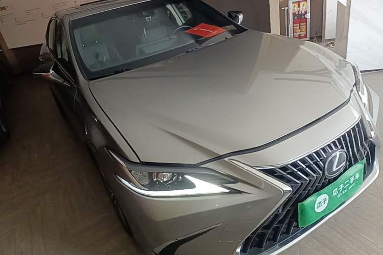 Used Lexus ES 2022 200 Excellence Edition Front Right 45 Deg
