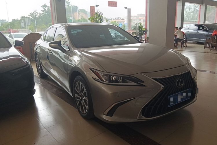 Used Lexus ES 2022 200 Luxury Edition Front Right 45 Deg