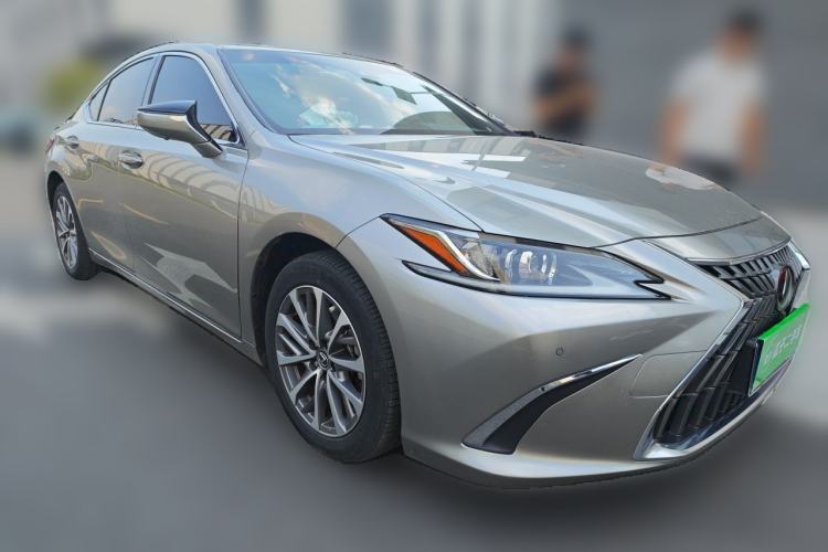 Used Lexus ES 2022 300h Excellence Edition Front Right 45 Deg