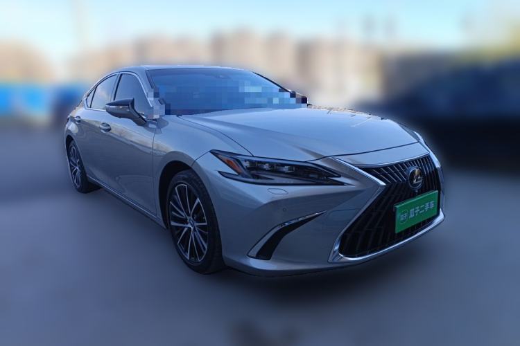 Used Lexus ES 2022 300h Deluxe Edition Front Right 45 Deg