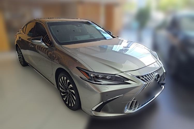 Used Lexus ES 2022 300h Silver Glow Limited Edition Front Right 45 Deg