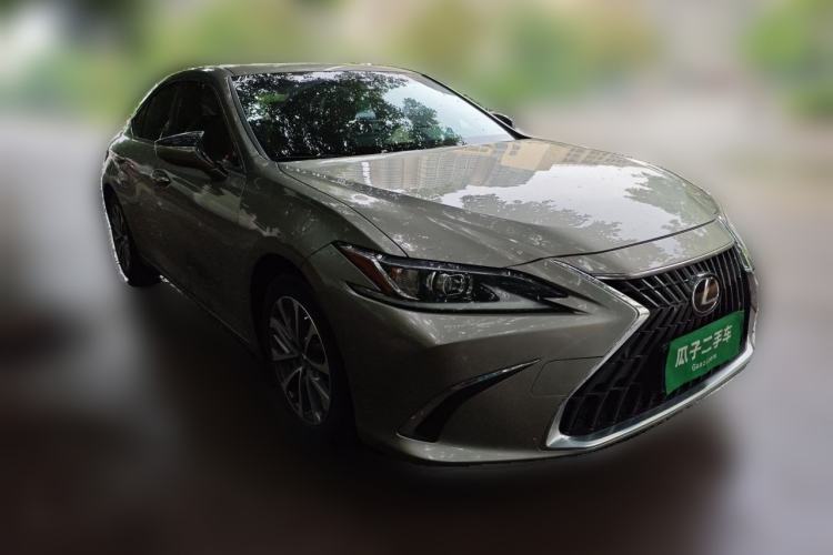 Used Lexus ES 2022 300h Excellence Edition Front Right 45 Deg