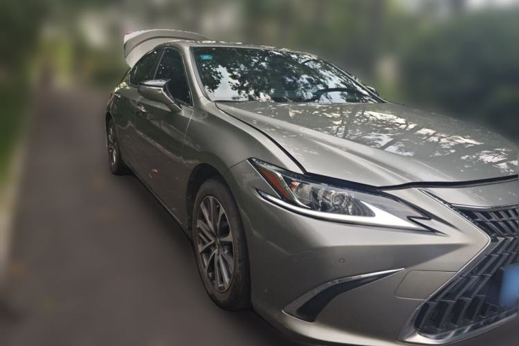 Used Lexus ES 2022 300h Excellence Edition Front Right 45 Deg