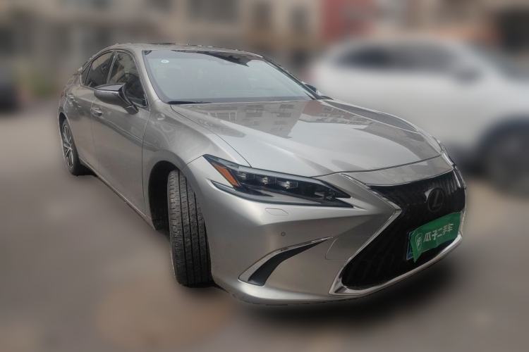 Used Lexus ES 2022 300h Deluxe Edition Front Right 45 Deg