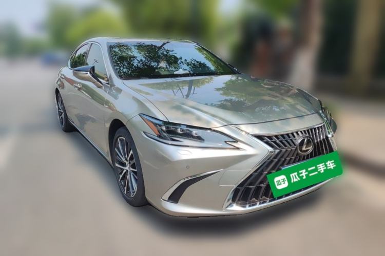 Used Lexus ES 2022 300h Deluxe Edition Front Right 45 Deg