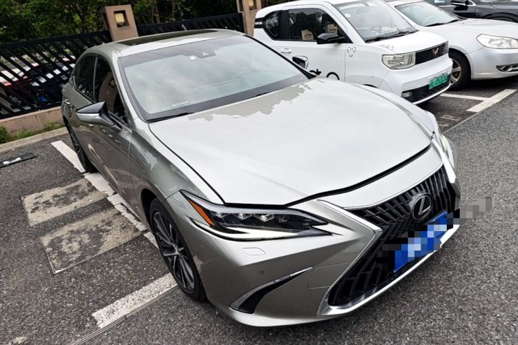 Used Lexus ES 2022 300h Deluxe Edition Front Right 45 Deg