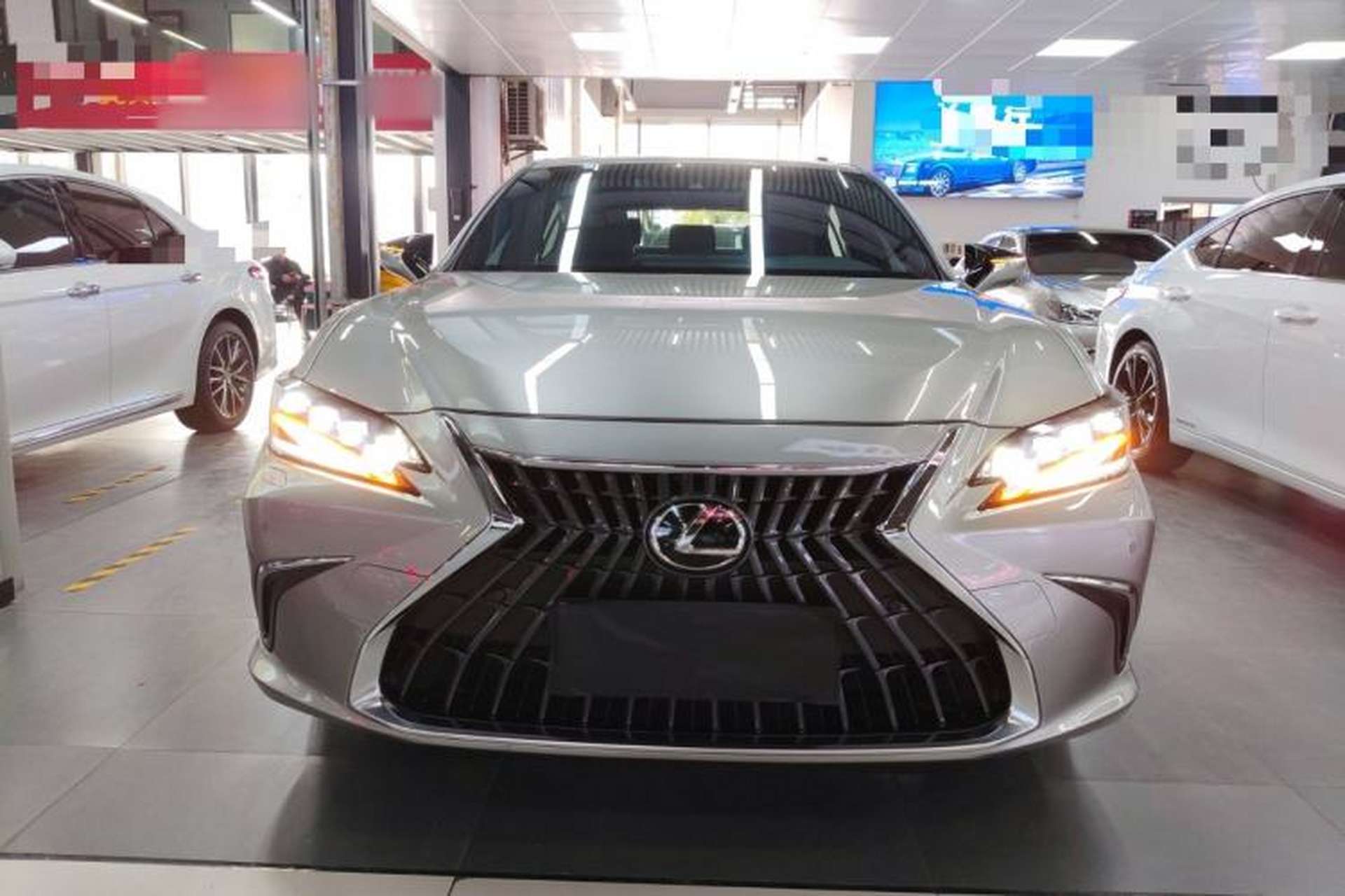 Used Lexus ES 2022 300h Deluxe Edition Front