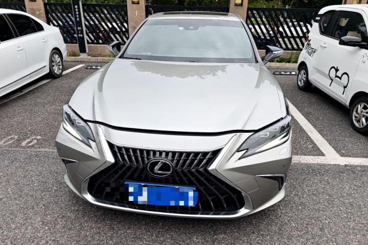 Used Lexus ES 2022 300h Deluxe Edition Front