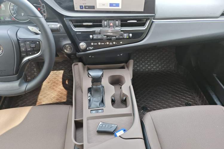 Used Lexus ES 2022 300h Excellence Edition Gear Lever