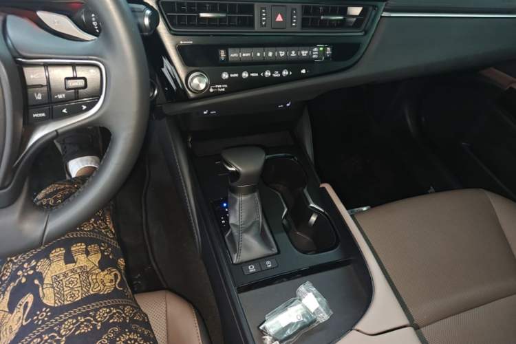 Used Lexus ES 2022 200 Excellence Edition Gear Lever
