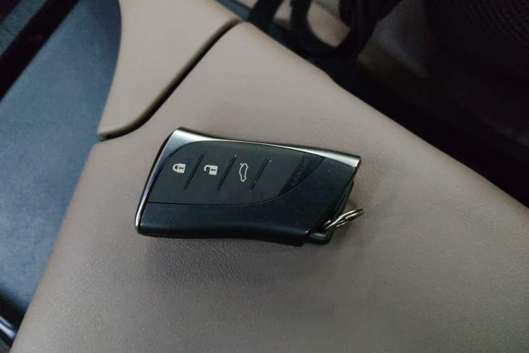 Used Lexus ES 2022 300h Deluxe Edition Interior 1