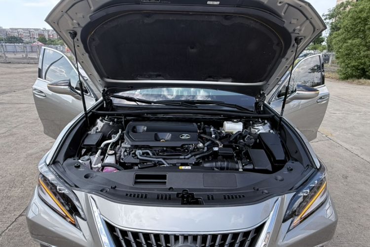 Used Lexus ES 2022 300h Deluxe Edition Interior 1