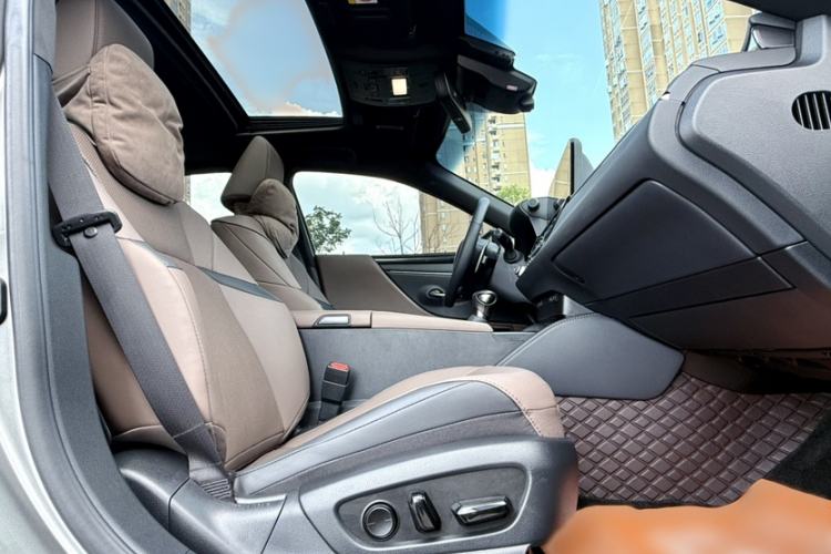 Used Lexus ES 2022 300h Deluxe Edition Interior 10