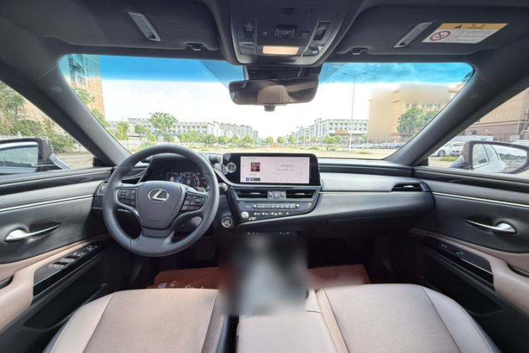 Used Lexus ES 2022 300h Deluxe Edition Interior 11