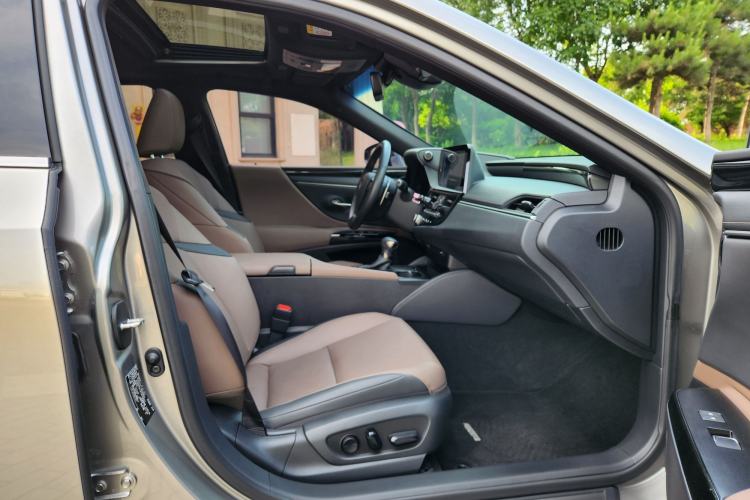 Used Lexus ES 2022 200 Excellence Edition Interior 12