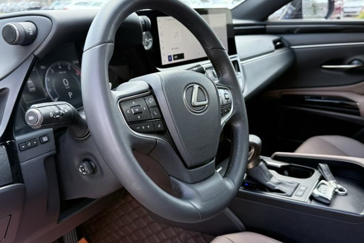 Used Lexus ES 2022 300h Deluxe Edition Interior 12