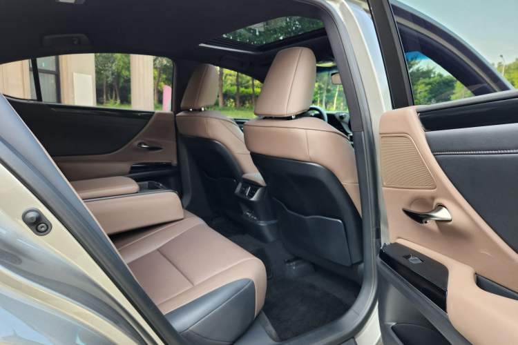 Used Lexus ES 2022 200 Excellence Edition Interior 13