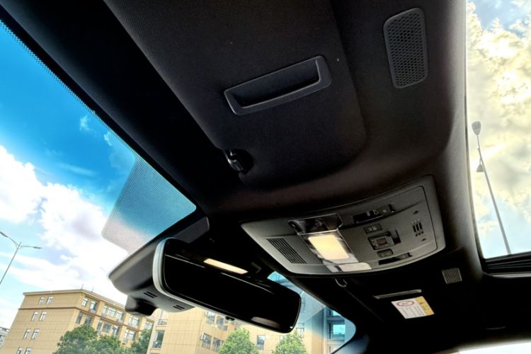 Used Lexus ES 2022 300h Deluxe Edition Interior 13