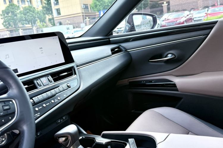 Used Lexus ES 2022 300h Deluxe Edition Interior 14
