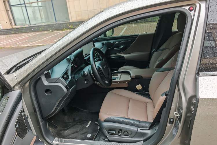 Used Lexus ES 2022 300h Excellence Edition Interior 2