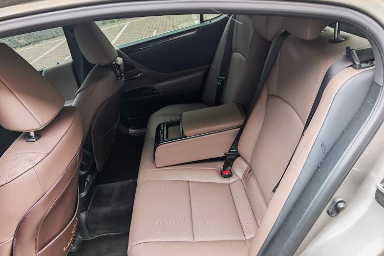 Used Lexus ES 2022 300h Excellence Edition Interior 3