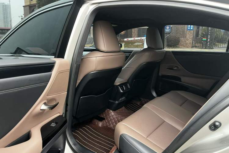 Used Lexus ES 2022 200 Excellence Edition Interior 3