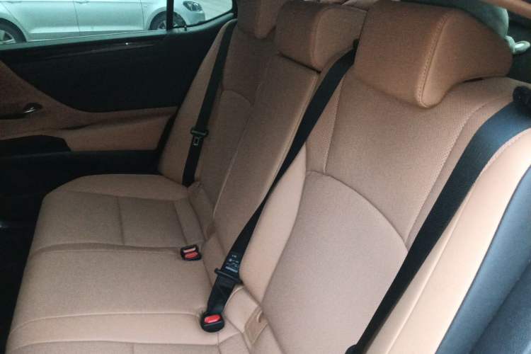 Used Lexus ES 2022 300h Excellence Edition Interior 4
