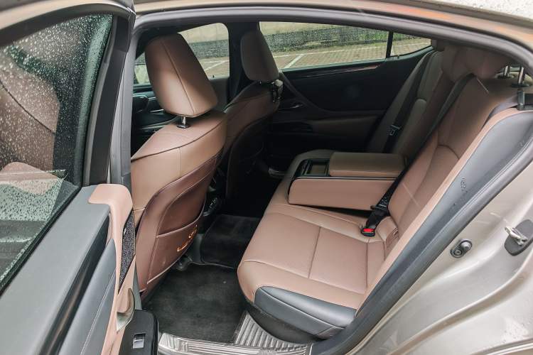 Used Lexus ES 2022 300h Excellence Edition Interior 4
