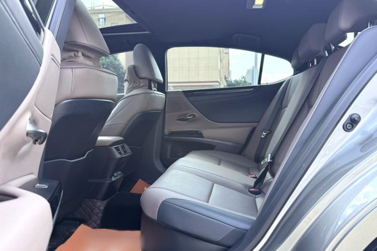 Used Lexus ES 2022 300h Deluxe Edition Interior 4
