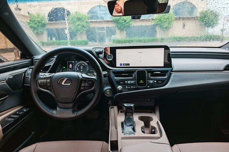 Used Lexus ES 2022 300h Excellence Edition Interior 5