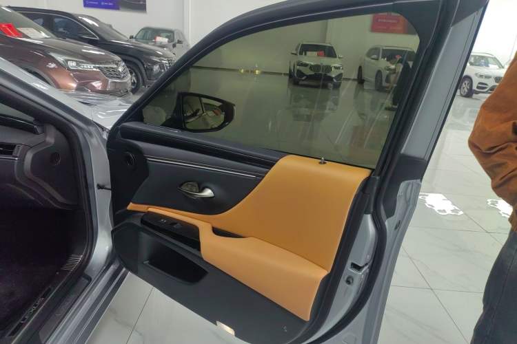 Used Lexus ES 2022 200 Excellence Edition Interior 5