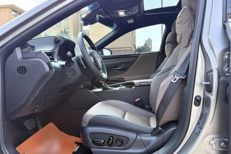 Used Lexus ES 2022 300h Deluxe Edition Interior 6