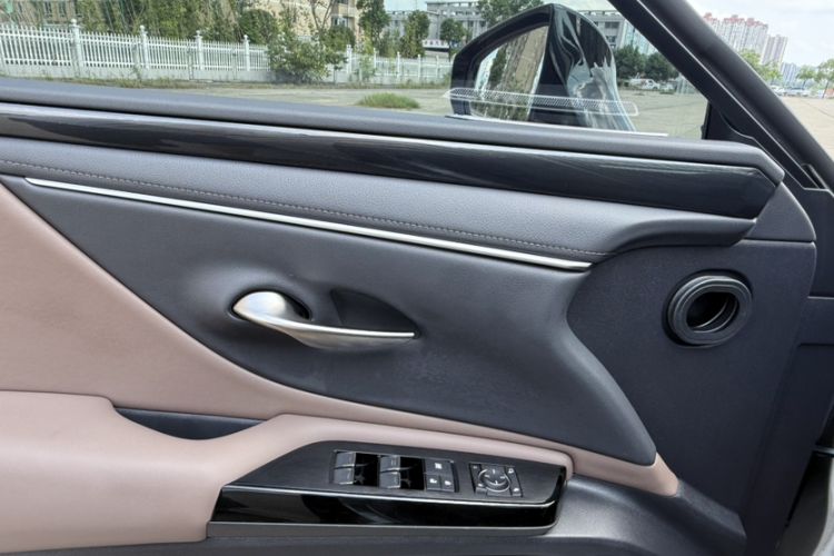 Used Lexus ES 2022 300h Deluxe Edition Interior 7