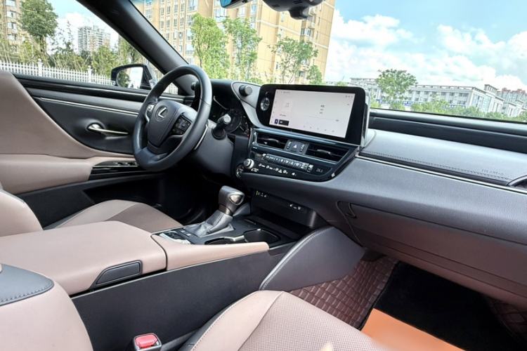 Used Lexus ES 2022 300h Deluxe Edition Interior 8