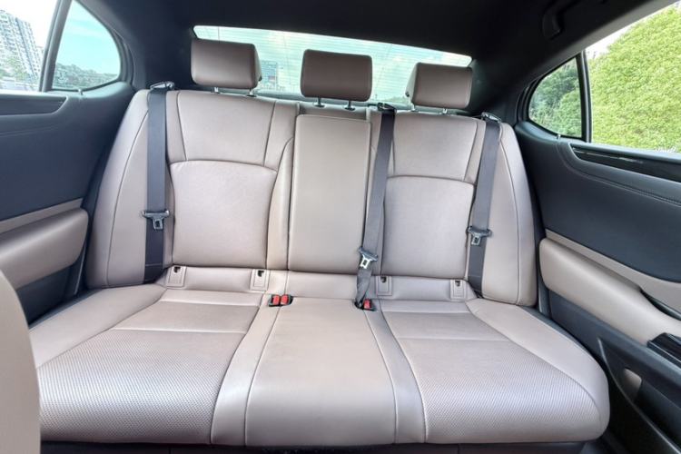 Used Lexus ES 2022 300h Deluxe Edition Interior 9