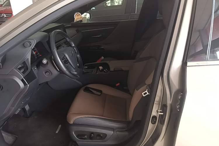 Used Lexus ES 2022 200 Luxury Edition Left Front Seat