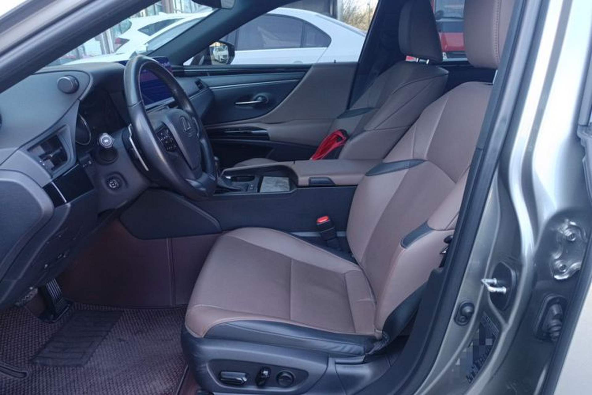 Used Lexus ES 2022 300h Deluxe Edition Left Front Seat