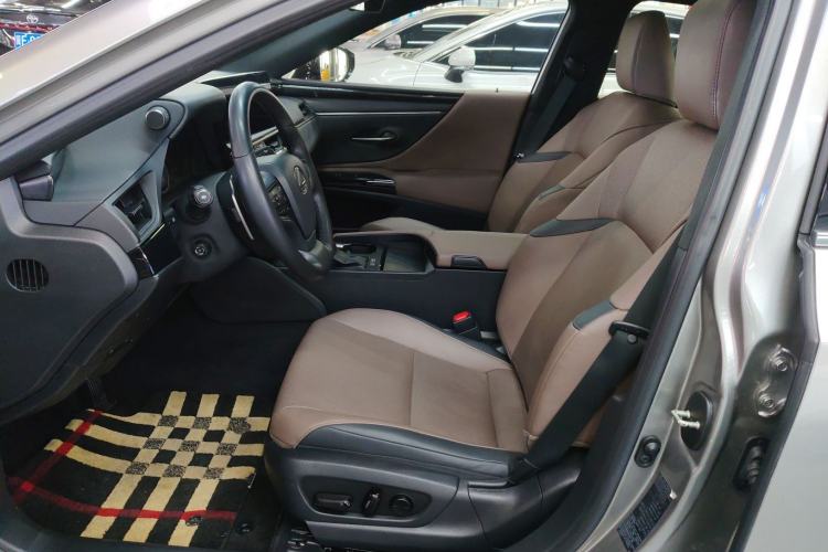 Used Lexus ES 2022 300h Deluxe Edition Left Front Seat