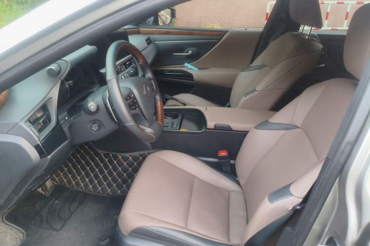 Used Lexus ES 2022 200 Luxury Edition Left Front Seat